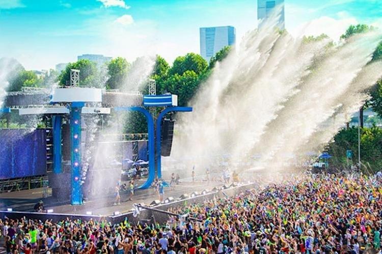 Lễ hội gây tranh cãi vì nhiều ca sĩ nữ mặc quá phản cảm-11