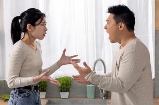 Tôi muốn mua nhà, chồng lại thích có ô tô 'ra oai' khi về quê