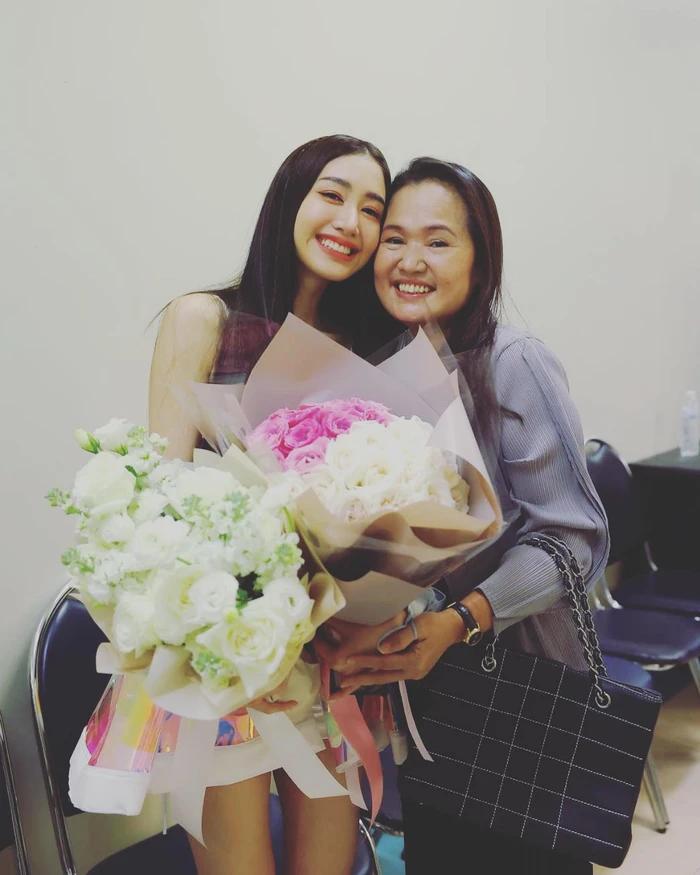 Tiểu thư tài phiệt đời thực của showbiz Thái bị mẹ ruột đăng bài từ mặt-2