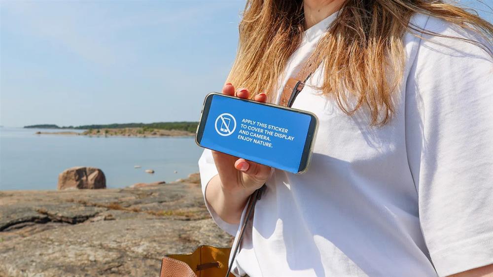 Hòn đảo du lịch ở châu Âu ra luật lạ - cấm điện thoại-1