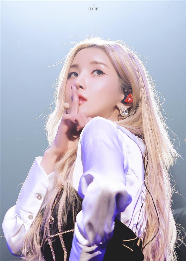 Nữ ca sĩ diện đồ xuyên thấu gây sốt ở lễ hội nước là ai?-5