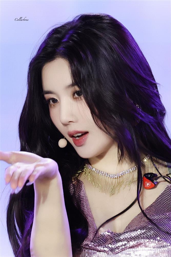 Nữ ca sĩ diện đồ xuyên thấu gây sốt ở lễ hội nước là ai?-7