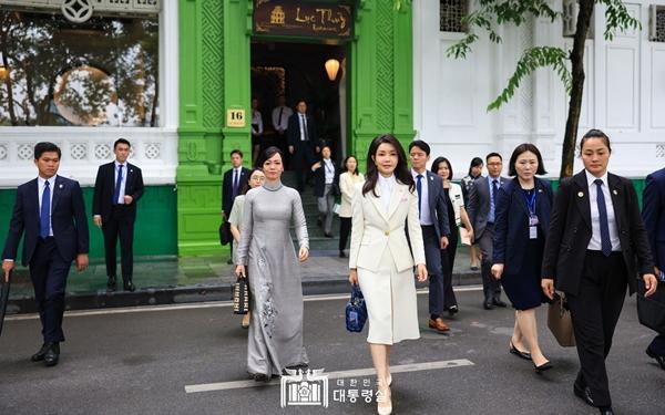 Công thức để luôn thu hút của Đệ nhất phu nhân Hàn Quốc-1