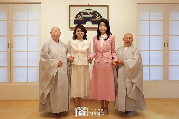 Công thức để luôn thu hút của Đệ nhất phu nhân Hàn Quốc-17