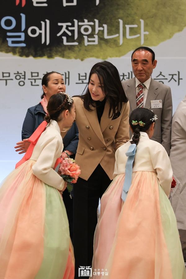 Công thức để luôn thu hút của Đệ nhất phu nhân Hàn Quốc-18