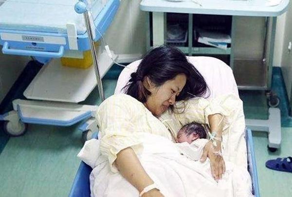 Vợ sinh con đen nhẻm, tóc xoăn, da màu bị chồng chất vấn, mẹ chồng sợ hãi nói hết sự thật-1