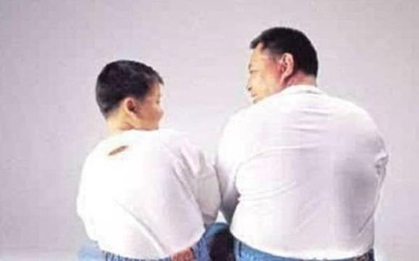 Vợ sinh con đen nhẻm, tóc xoăn, da màu bị chồng chất vấn, mẹ chồng sợ hãi nói hết sự thật-4