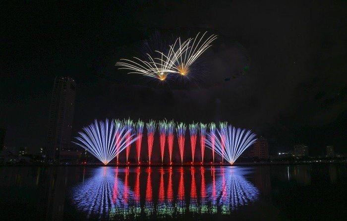 Cầu Rồng ẩn hiện huyền bí qua màn trình diễn pháo hoa của đội Ba Lan-1
