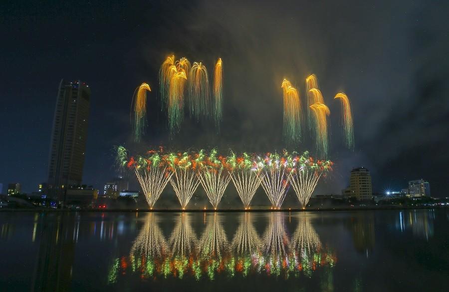 Cầu Rồng ẩn hiện huyền bí qua màn trình diễn pháo hoa của đội Ba Lan-2