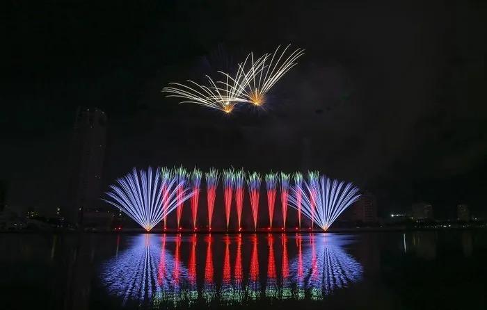 Cầu Rồng ẩn hiện huyền bí qua màn trình diễn pháo hoa của đội Ba Lan-4