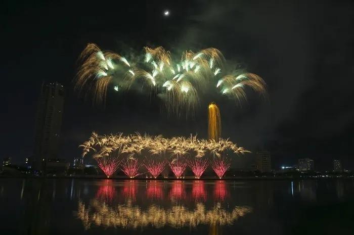 Cầu Rồng ẩn hiện huyền bí qua màn trình diễn pháo hoa của đội Ba Lan-5