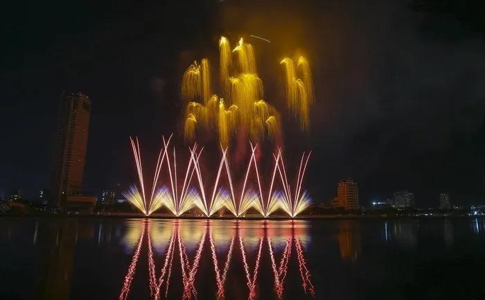 Cầu Rồng ẩn hiện huyền bí qua màn trình diễn pháo hoa của đội Ba Lan-6