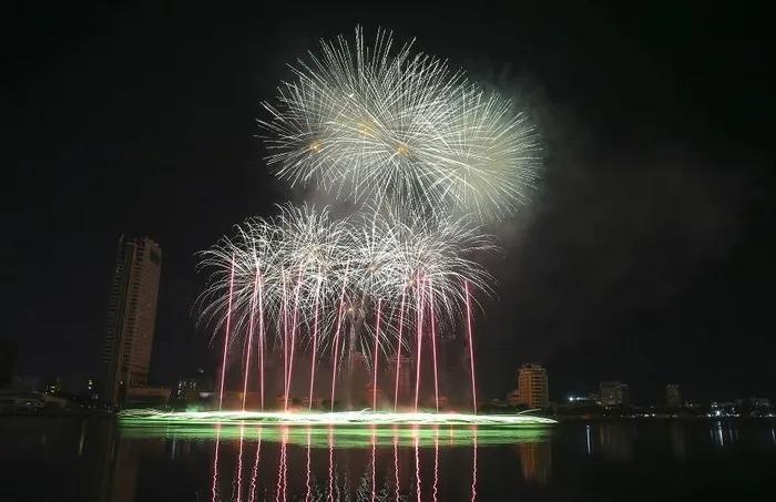 Cầu Rồng ẩn hiện huyền bí qua màn trình diễn pháo hoa của đội Ba Lan-7