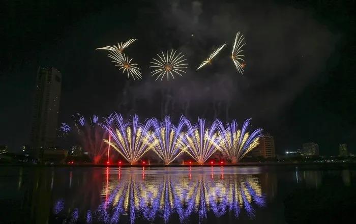 Cầu Rồng ẩn hiện huyền bí qua màn trình diễn pháo hoa của đội Ba Lan-12