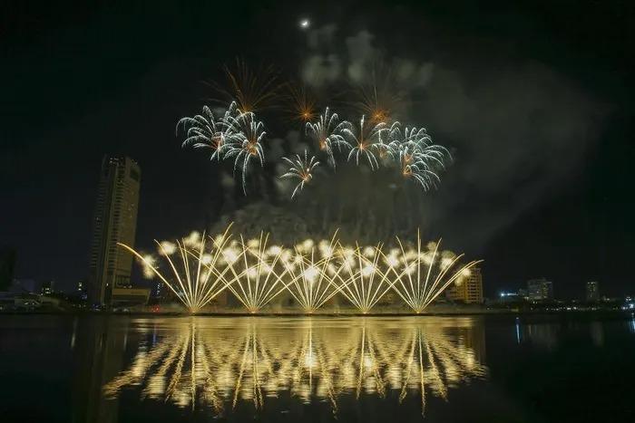 Cầu Rồng ẩn hiện huyền bí qua màn trình diễn pháo hoa của đội Ba Lan-9