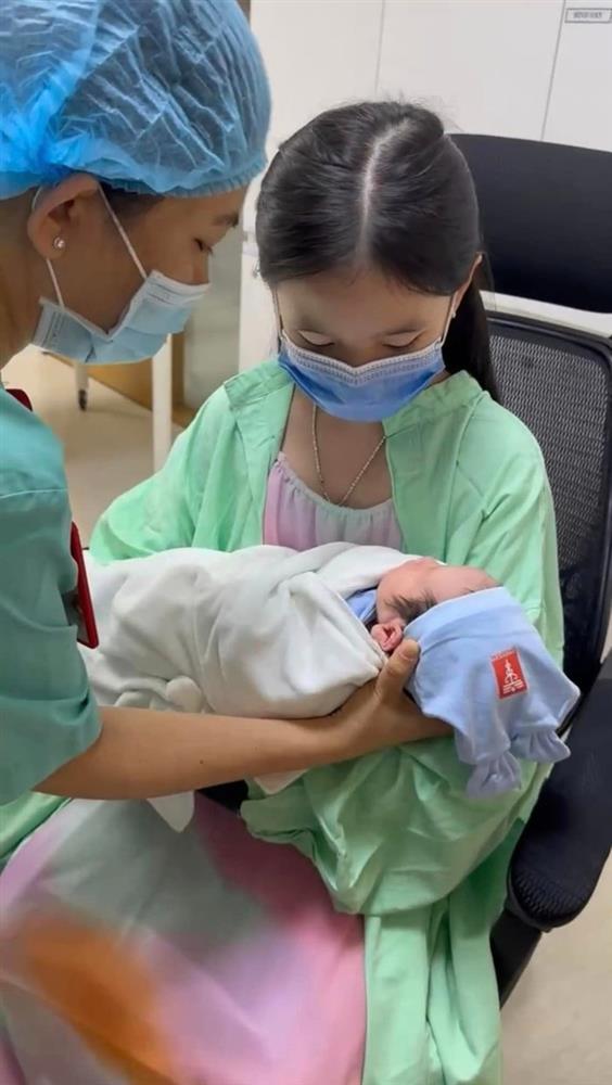 Hành động Lý Bình dành cho con gái riêng của Phương Trinh Jolie sau khi đón thêm thành viên mới-3