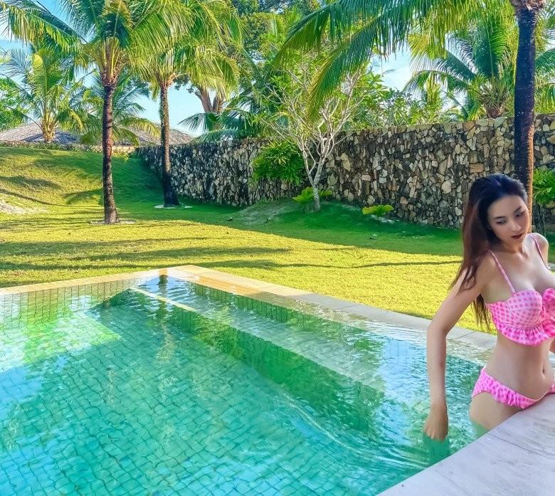 Mai Ngọc hiếm hoi mặc hở đỉnh điểm, fans trầm trồ dán mắt vào vòng 3 hơn 1 mét-14