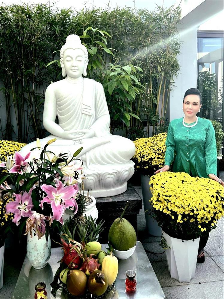 Việt Hương bức xúc khi cố nghệ sĩ Phi Nhung bị tung tin giả dù đã mất 2 năm-1