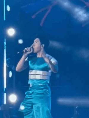 Rapper Hieuthuhai xin lỗi khán giả vì vũ đạo lắc hông gây phản cảm-2