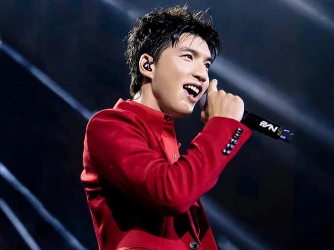 Rapper Hieuthuhai xin lỗi khán giả vì vũ đạo lắc hông gây phản cảm-1