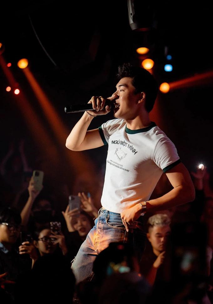 Rapper Hieuthuhai xin lỗi khán giả vì vũ đạo lắc hông gây phản cảm-3