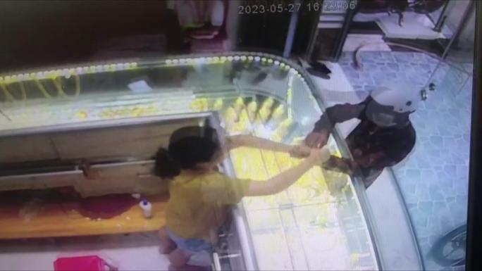 CLIP: Cảnh báo thủ đoạn cướp tài sản tại các tiệm vàng-1