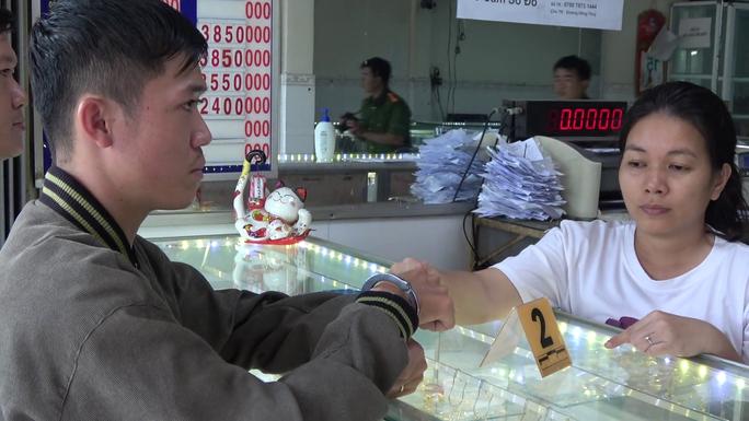 CLIP: Cảnh báo thủ đoạn cướp tài sản tại các tiệm vàng-2