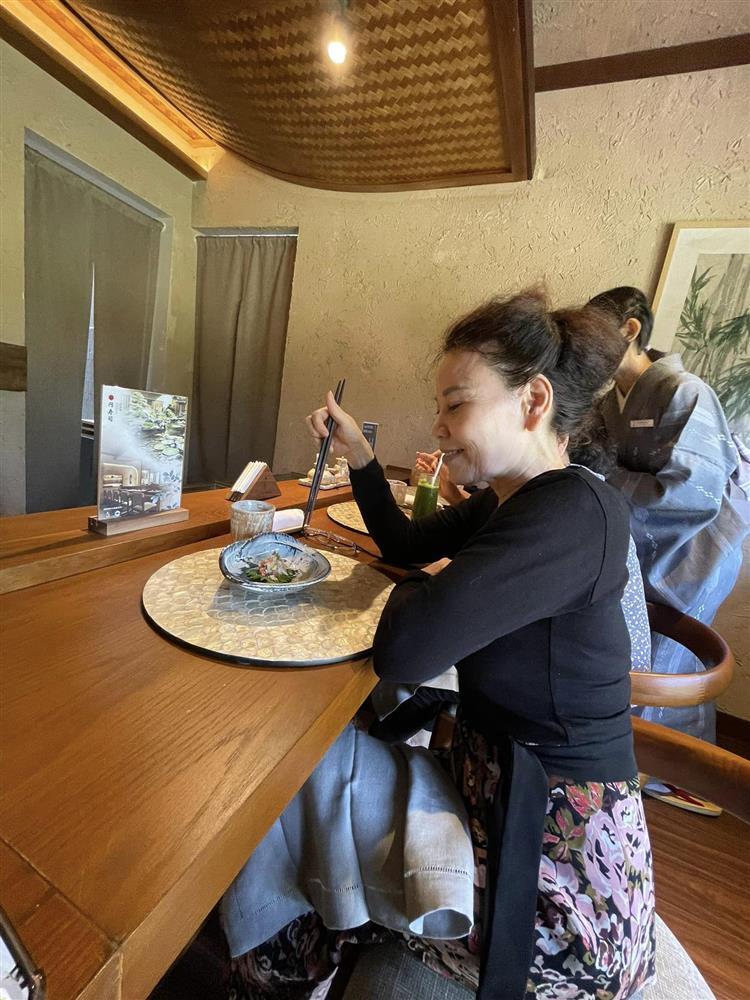 Bà ngoại U70 gốc Huế trẻ khó tin, vòng 3 đẹp như tranh, con gái lai Tây chỉ biết ước-11