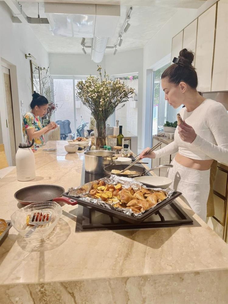 Bà ngoại U70 gốc Huế trẻ khó tin, vòng 3 đẹp như tranh, con gái lai Tây chỉ biết ước-12