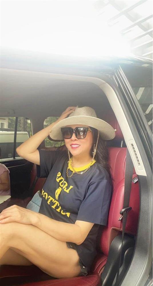 Phượng Chanel hiếm hoi diện shorts khoe cặp đùi U50 mịn màng, cứ như phụ nữ đẹp khi không thuộc về ai-1