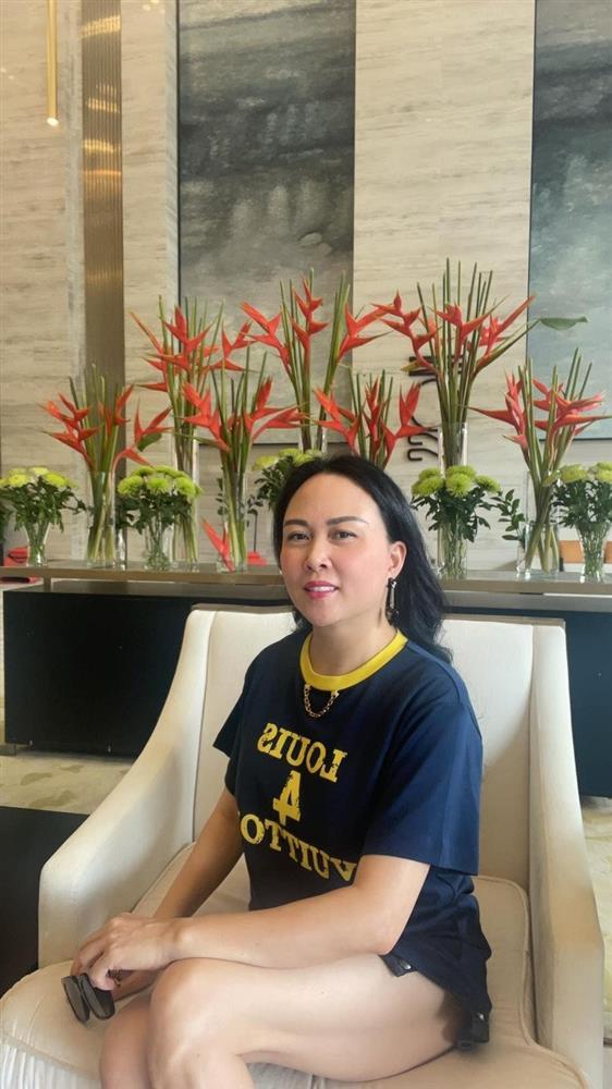 Phượng Chanel hiếm hoi diện shorts khoe cặp đùi U50 mịn màng, cứ như phụ nữ đẹp khi không thuộc về ai-2