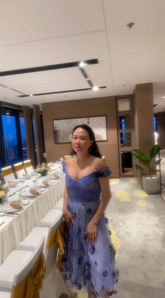 Phượng Chanel hiếm hoi diện shorts khoe cặp đùi U50 mịn màng, cứ như phụ nữ đẹp khi không thuộc về ai-3