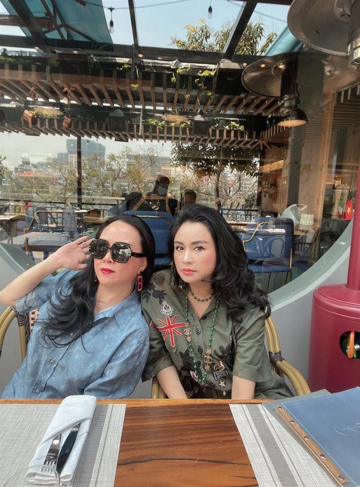 Phượng Chanel hiếm hoi diện shorts khoe cặp đùi U50 mịn màng, cứ như phụ nữ đẹp khi không thuộc về ai-4