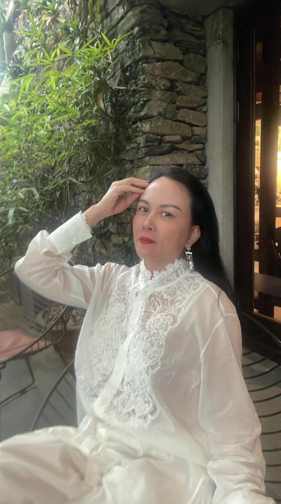 Phượng Chanel hiếm hoi diện shorts khoe cặp đùi U50 mịn màng, cứ như phụ nữ đẹp khi không thuộc về ai-7