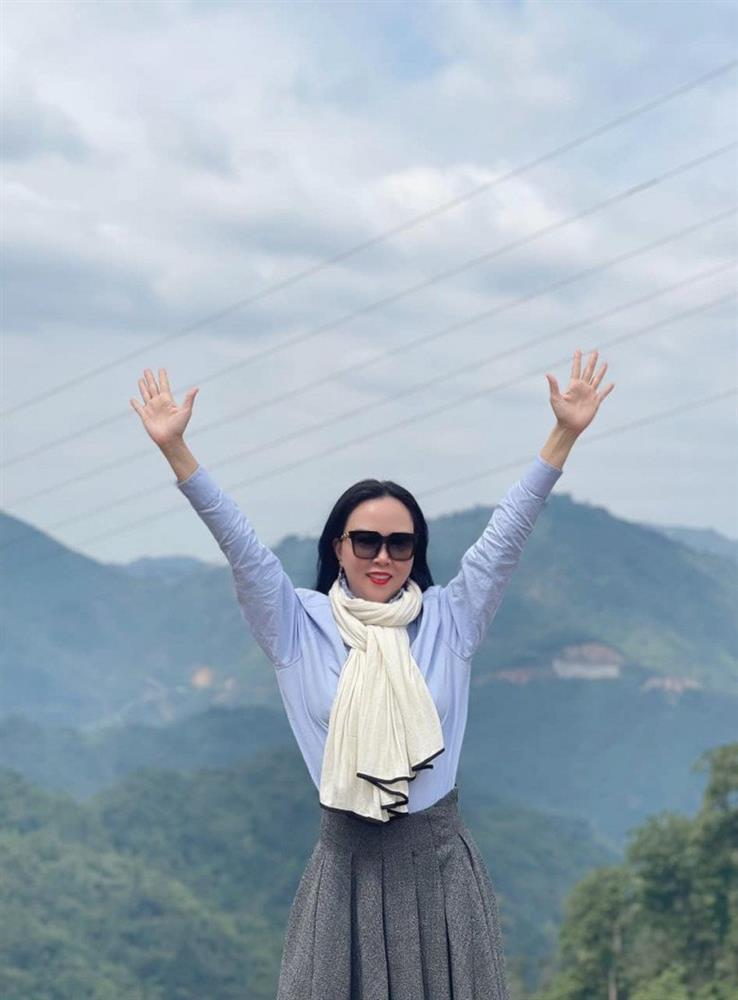 Phượng Chanel hiếm hoi diện shorts khoe cặp đùi U50 mịn màng, cứ như phụ nữ đẹp khi không thuộc về ai-8