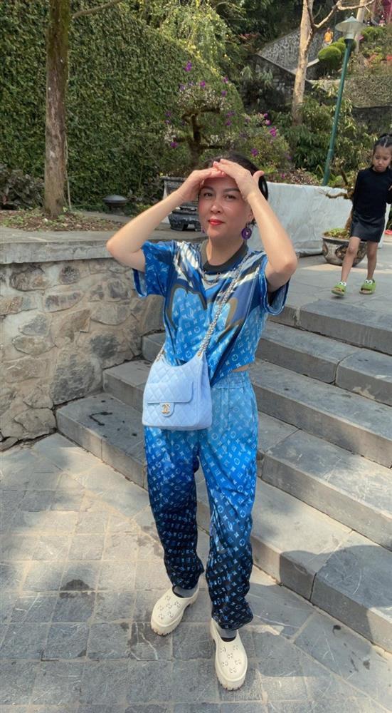 Phượng Chanel hiếm hoi diện shorts khoe cặp đùi U50 mịn màng, cứ như phụ nữ đẹp khi không thuộc về ai-9