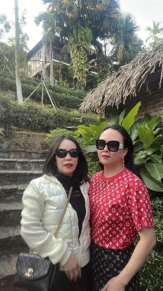 Phượng Chanel hiếm hoi diện shorts khoe cặp đùi U50 mịn màng, cứ như phụ nữ đẹp khi không thuộc về ai-10