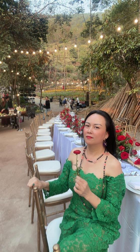 Phượng Chanel hiếm hoi diện shorts khoe cặp đùi U50 mịn màng, cứ như phụ nữ đẹp khi không thuộc về ai-11