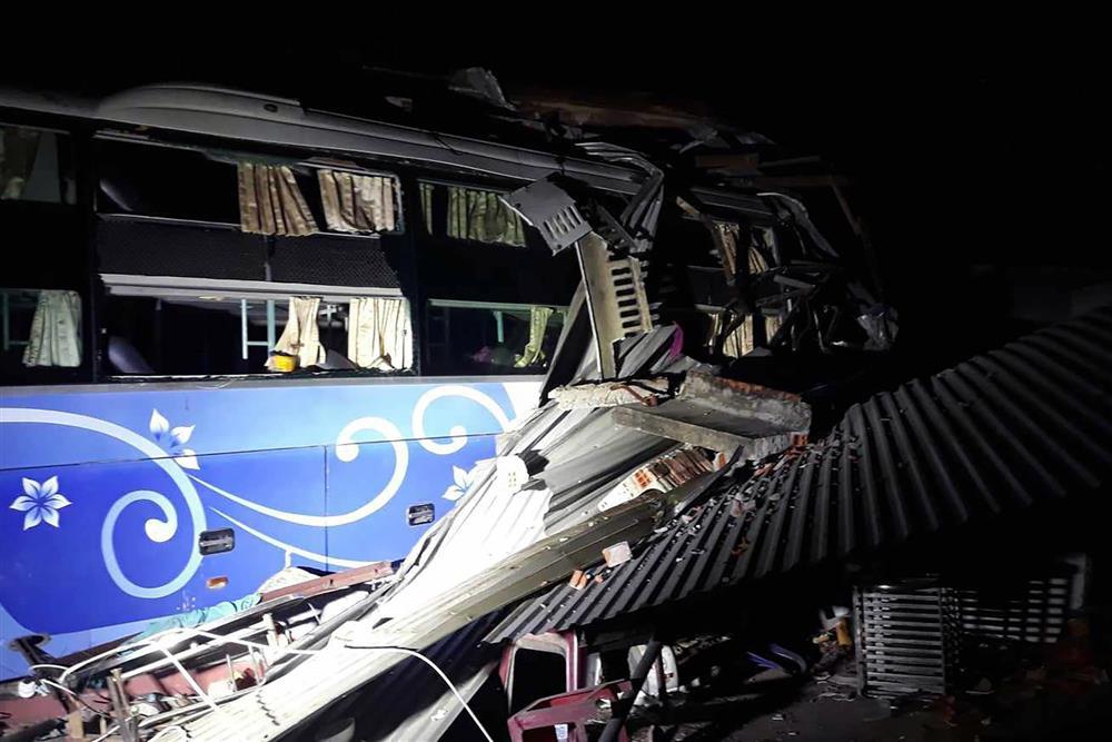 Ô tô khách tông sập nhà dân ở Phú Yên, tài xế tử vong-1