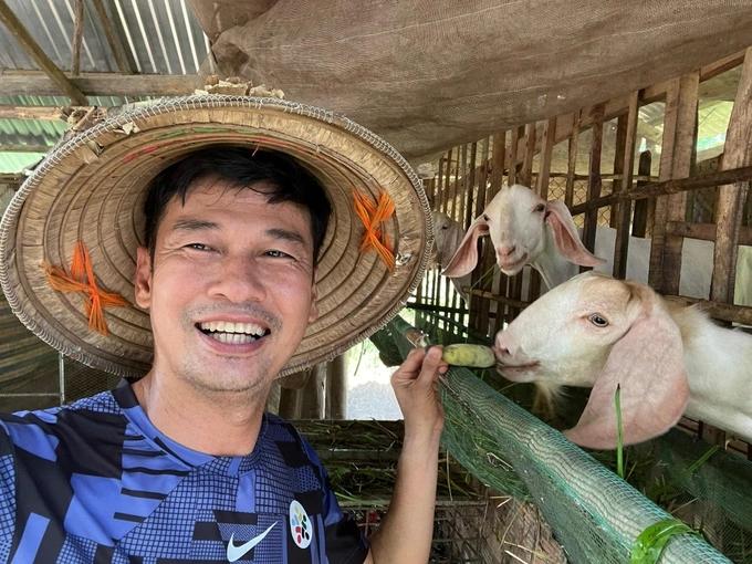 Tiết Cương tuổi 50: Đại gia ngầm mê làm nông, yên vui bên vợ kém 26 tuổi-4