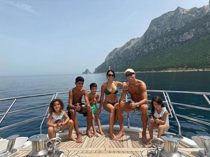 Ronaldo và bạn gái khoe hình thể bốc lửa trong kỳ nghỉ hè trên du thuyền-2