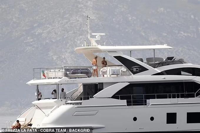 Ronaldo và bạn gái khoe hình thể bốc lửa trong kỳ nghỉ hè trên du thuyền-4