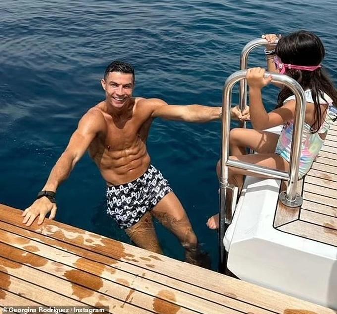 Ronaldo và bạn gái khoe hình thể bốc lửa trong kỳ nghỉ hè trên du thuyền-6