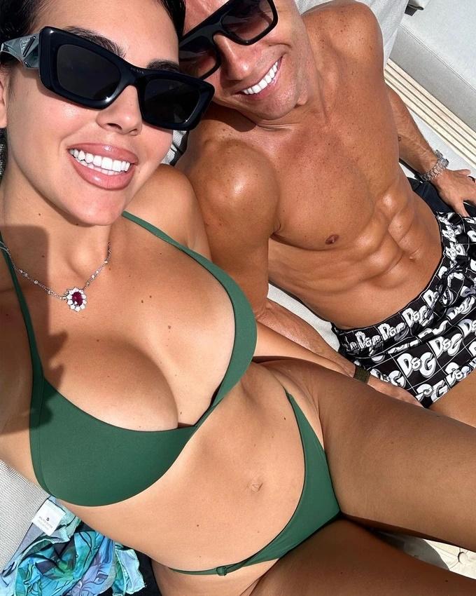 Ronaldo và bạn gái khoe hình thể bốc lửa trong kỳ nghỉ hè trên du thuyền-7