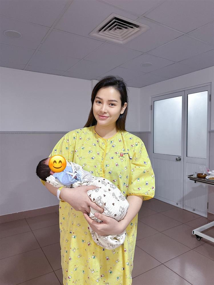 Phương Trinh Jolie tươi tắn bên con trai mới sinh-1