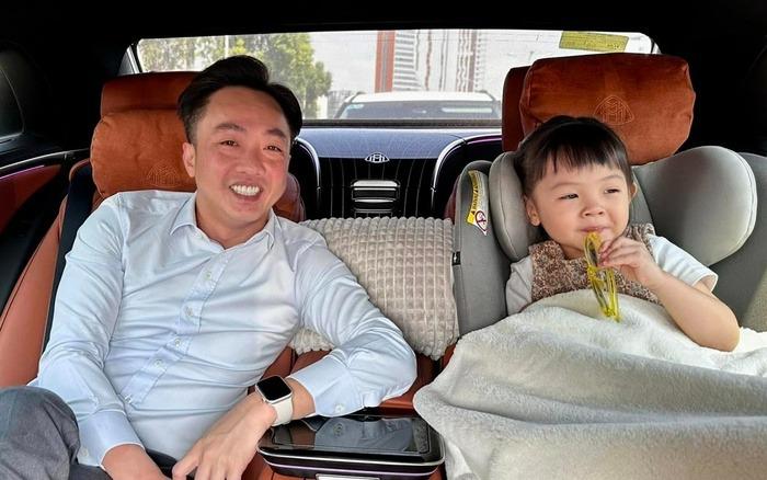 Con gái Cường Đô La hào hứng đi làm cùng ba khi mẹ bận chăm em bé-1