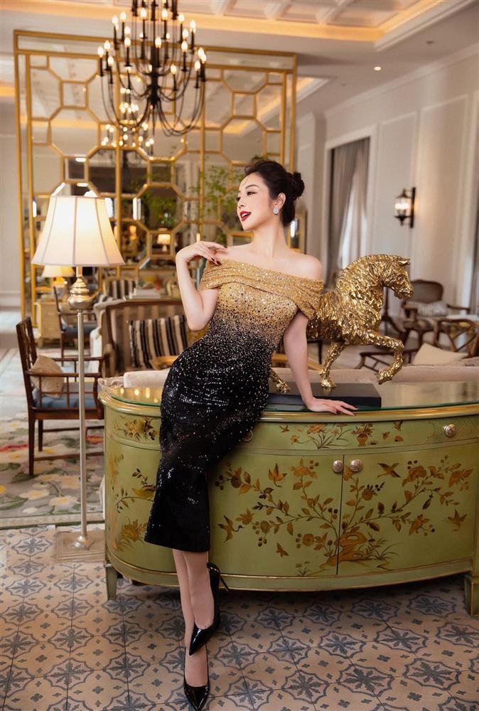 Hoa hậu của các Hoa hậu chơi môn thể thao nhà giàu khư khư vũ khí nhọn hoắt, khoe đường cong chữ S dù đã 4 con-4