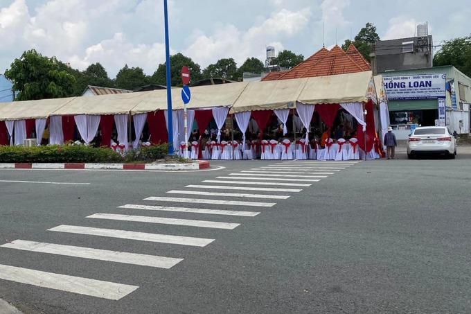 Xử phạt 2,5 triệu đồng với gia đình dựng rạp đám cưới lấn chiếm lòng đường-1