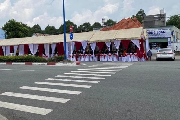 Xử phạt nam thanh niên ở Sơn La vừa nằm vừa lái xe máy-2