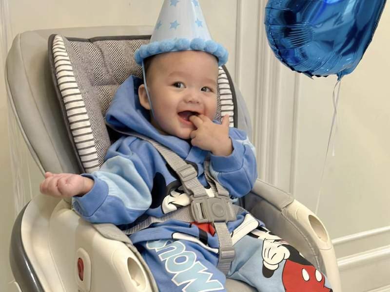 Quý tử lai Tây nhà Bùi Tiến Dũng chưa 1 tuổi sinh nhật 7 lần, mắt màu lạ giống bố hơn mẹ-5